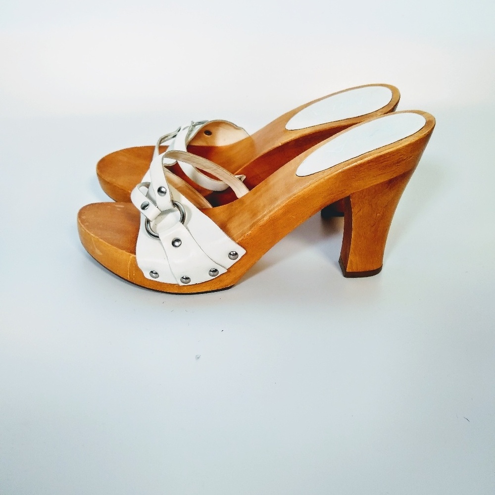 Super cute Mia clog sandals!